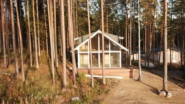 Светлый дом в лесу